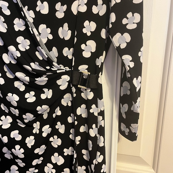 Decorative plunge line blouse with cinched waist - Picture 2 of 4